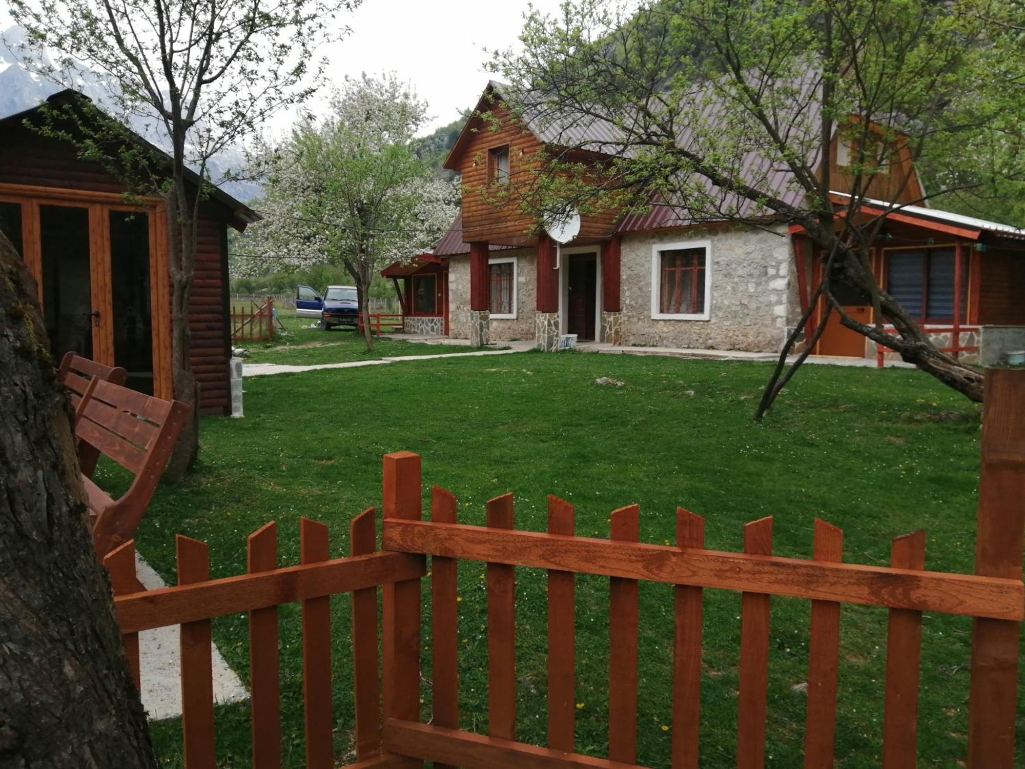 Bujtina Pllumi Theth Panzió Kültér fotó